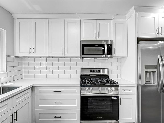 2nd image of 978 S Barrington Ave APT 1