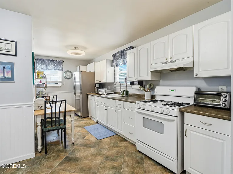 81 Berry Pl — Photo 11