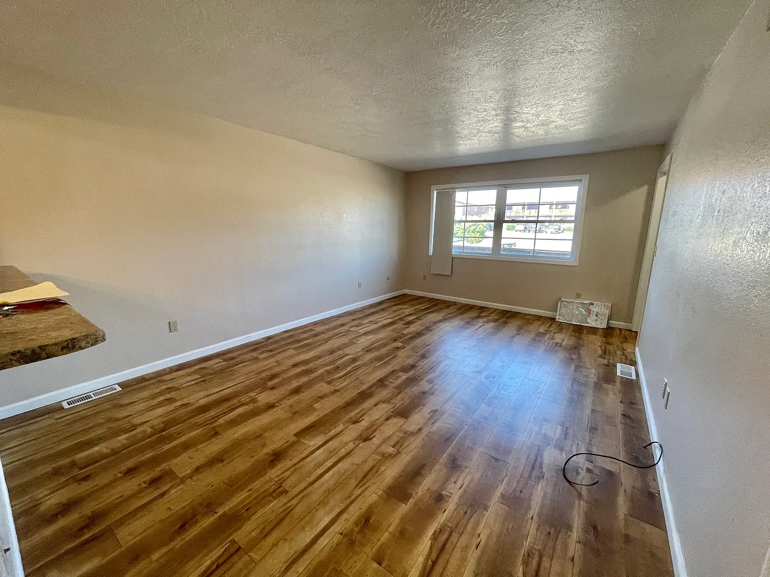 3 bed, 2.0 bath, 2400 sqft, $1,600 — Photo 3