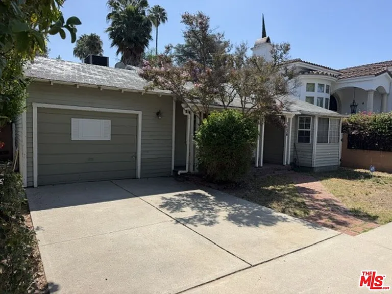 5136 Noble Ave — Photo 1