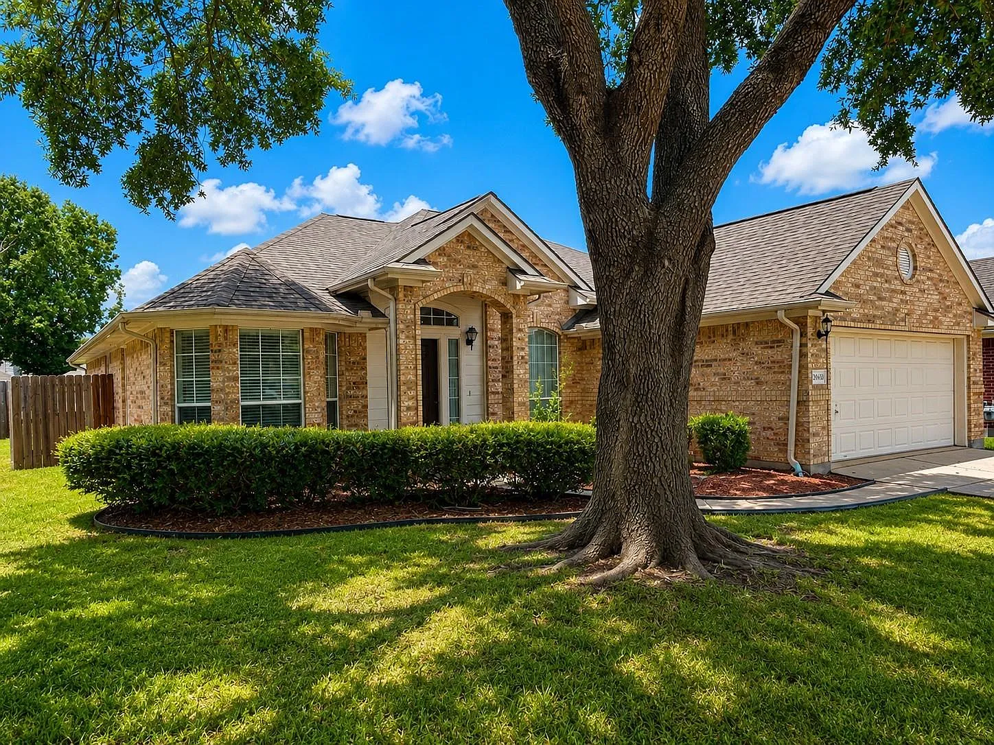 3 bed, 2.0 bath, 1844 sqft, $2,100 — Photo 3