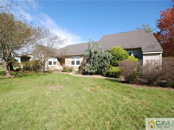 38 Yorkshire Dr, Monroe Township, NJ 08831