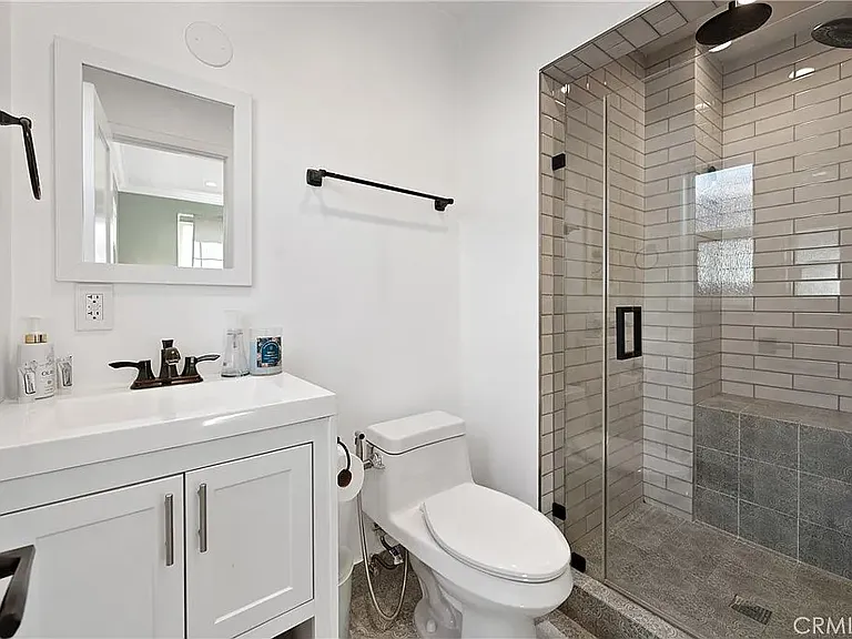 20852 Kittridge St — Photo 33