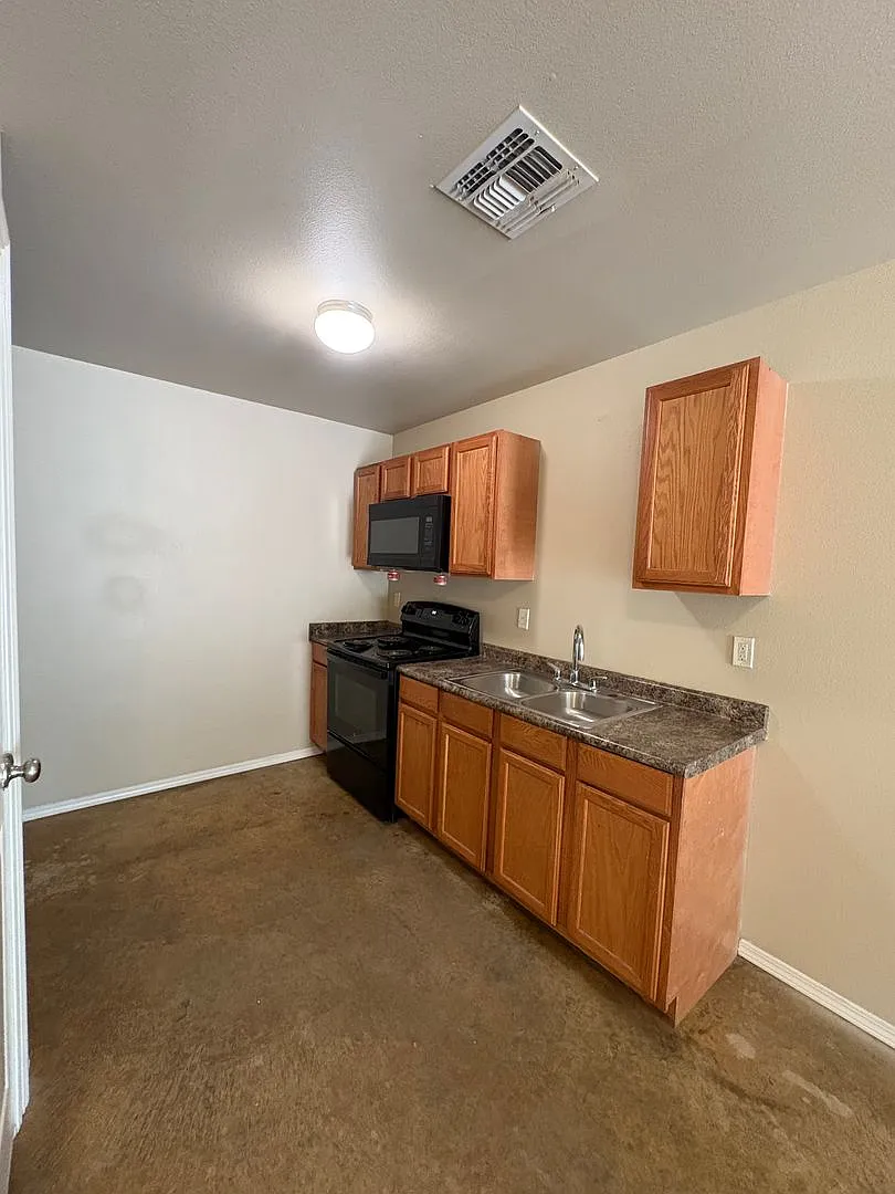 Cozy 2 bedroom/1 bath house with Central Air & Heat — Photo 3