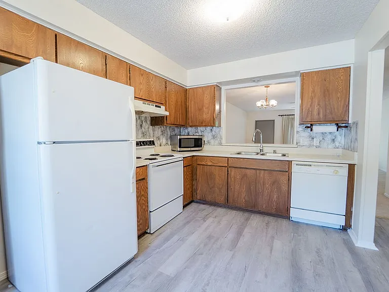 16 Lindsay Ln — Photo 5
