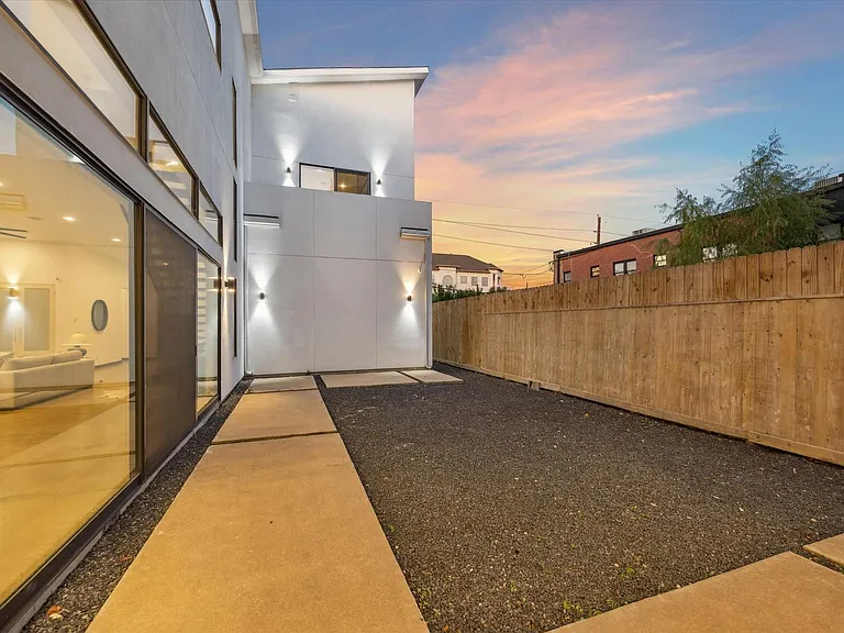 118 Tuam St — Photo 42