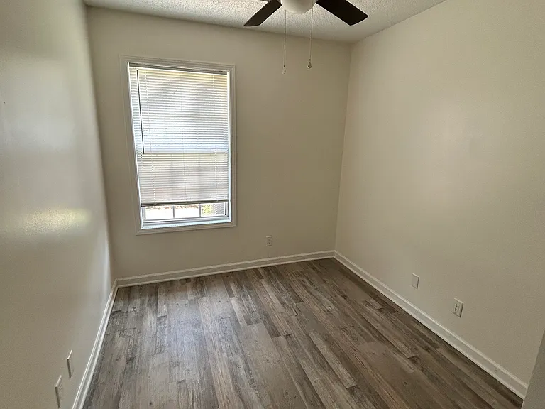 220 Anthony Ln #D — Photo 8