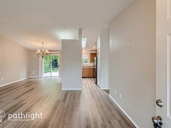 4th image of 3423 Woodside Ct NE