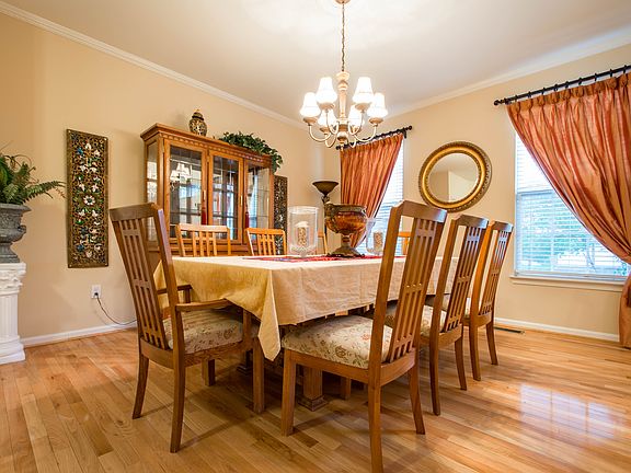 hardwood floors in dining rm