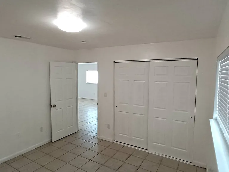 3220 SW 26th Ter #4 — Photo 8