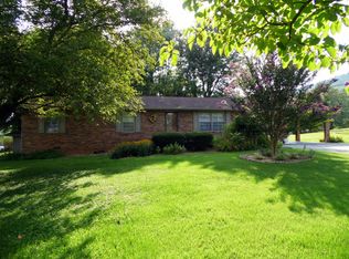 930 Hilltop Dr, Jacksboro, TN 37757