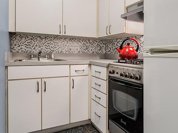 3rd image of 220 E 67th St #5A
