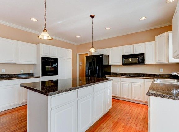 5th image of 4511 Autumn Rose Ln
