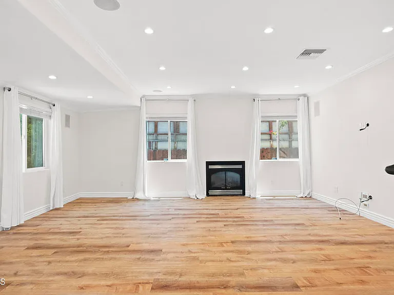 4951 Enfield Ave — Photo 15