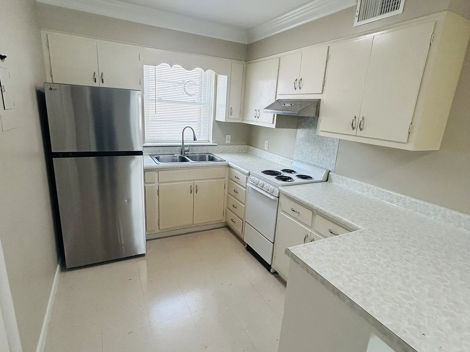 Elizabeth Court - O2 — Photo 3