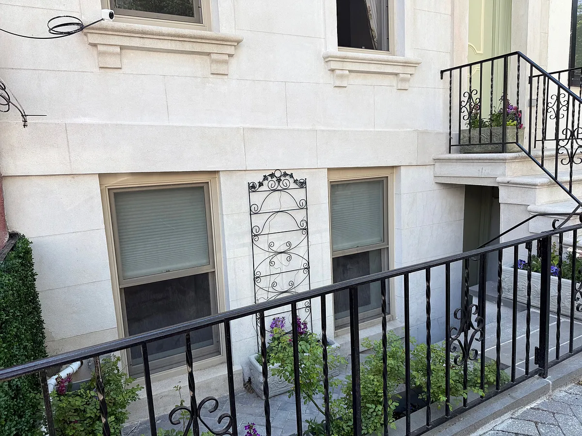Building Photo - 205 8th St #G