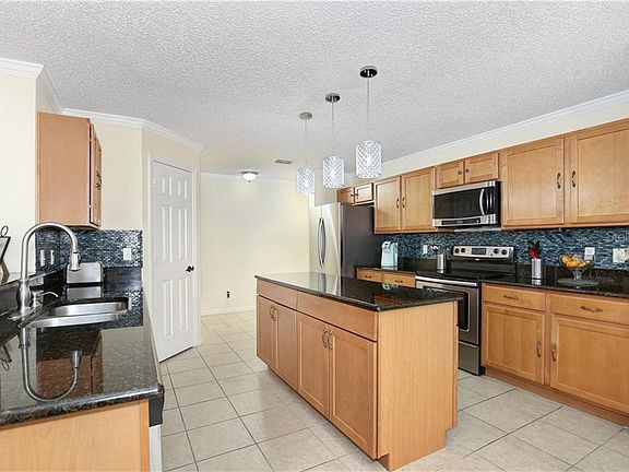 3rd image of 825 Horseshoe Falls Dr