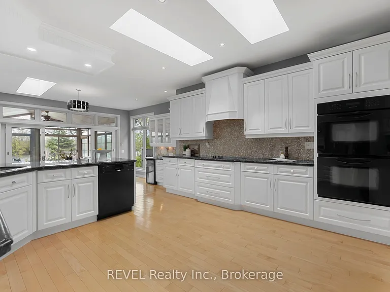 661 Clarence St — Photo 10