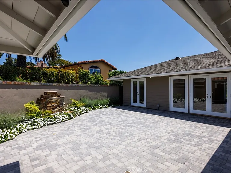 1840 Temple Hills Dr — Photo 64