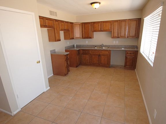 4th image of 817 N 95th St