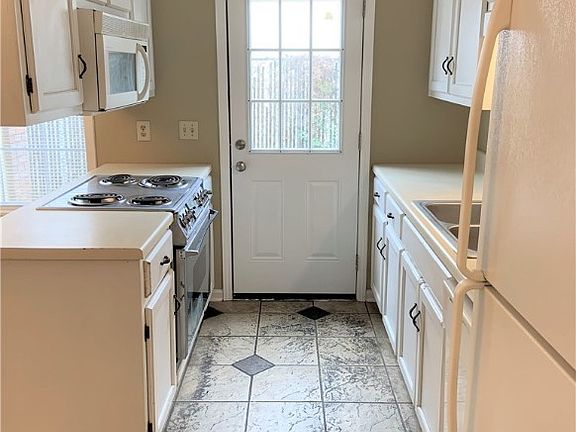 5th image of 1605 Hackberry Ln APT 3C