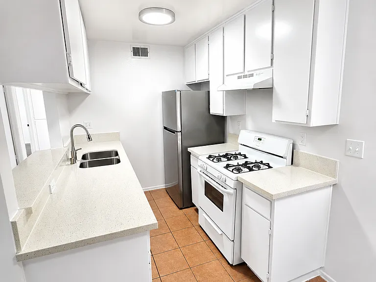 5531 Corteen Pl — Photo 28