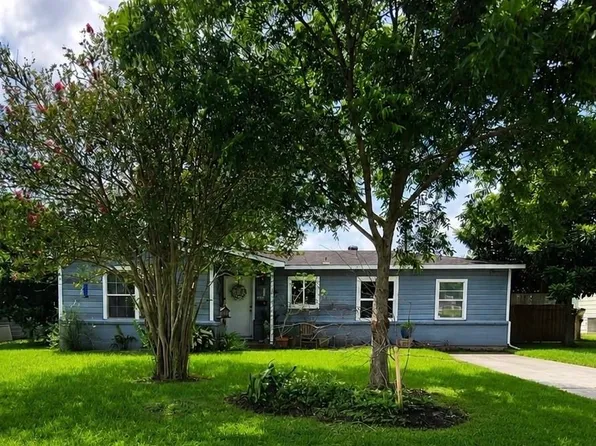 206 Cedar Dr, Hitchcock, TX 77563