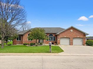 2402 Pinehurst Ct, Dubuque, IA 52002