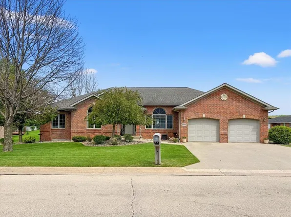 2402 Pinehurst Ct, Dubuque, IA 52002