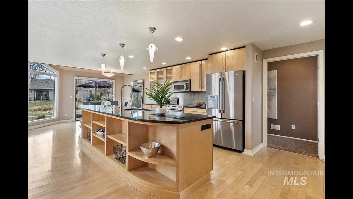 1923 S Teal Ln — Photo 2