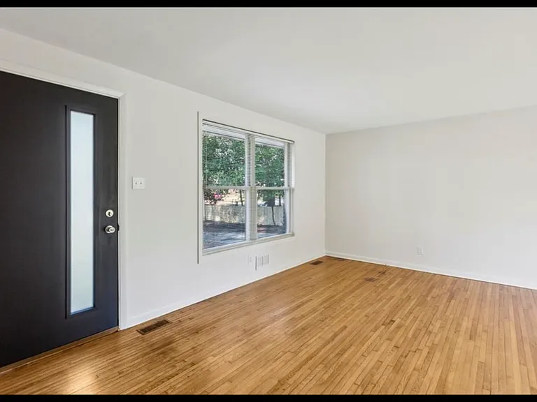 2474 Warwick Cir NE — Photo 3