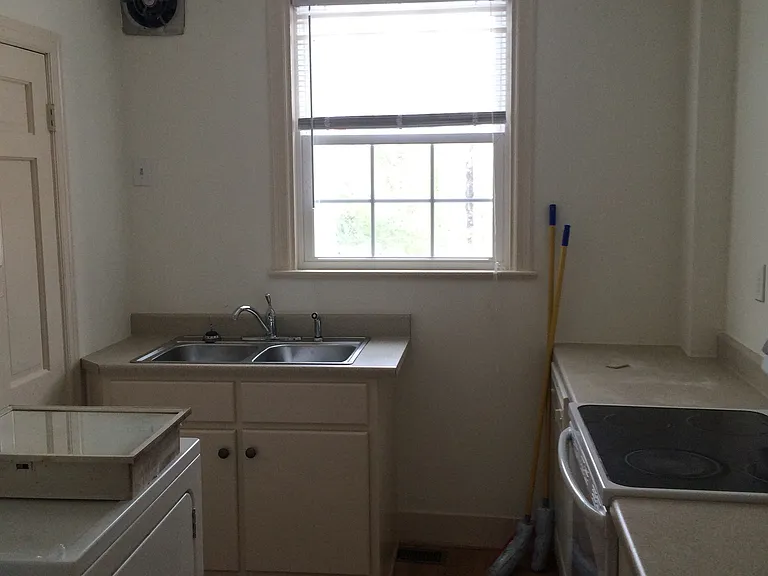 534 Logan St — Photo 8