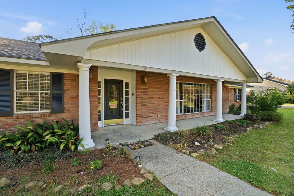 2106 Ridgewood Dr, Columbia, MS - View 2