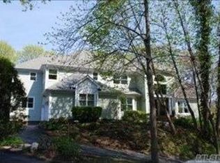 32A Gnarled Hollow Rd, East Setauket, NY 11733