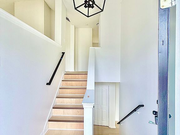 5th image of 79 Kingsbrook Cir
