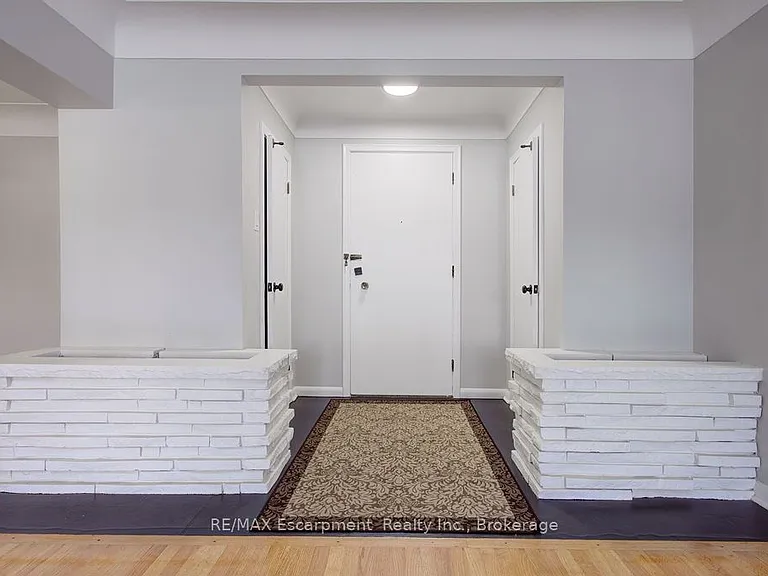 830 Robinson St #102 — Photo 3
