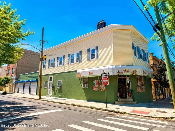 1090 Bay St, Staten Island, NY 10305