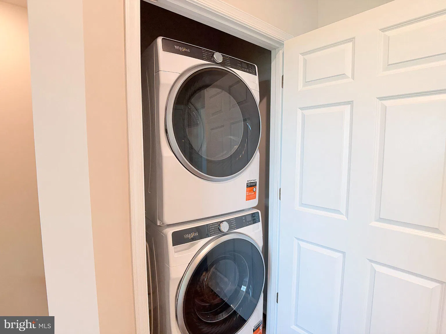 3 bed, 4.0 bath, 1669 sqft, $2,300 — Photo 3