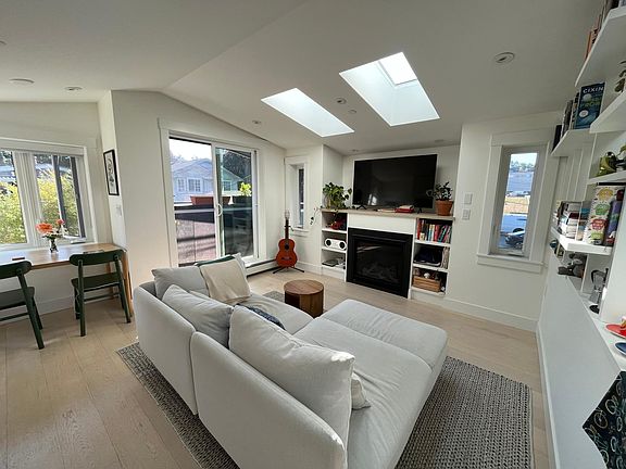 5th image of 892 W 18th Ave