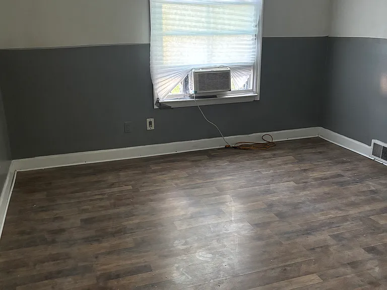 2111 E East Ln — Photo 20