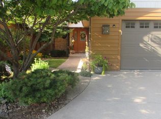 2002 Hunters Ridge Dr, Mason City, IA 50401