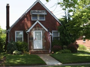 49 N Cambridge St, Malverne, NY 11565