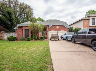 933 Springleaf Ln, Arlington, TX 76018