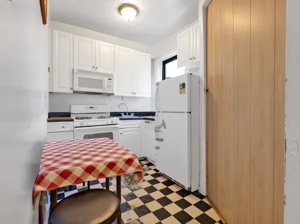 3111 Brighton 1st Place image 10 of 21