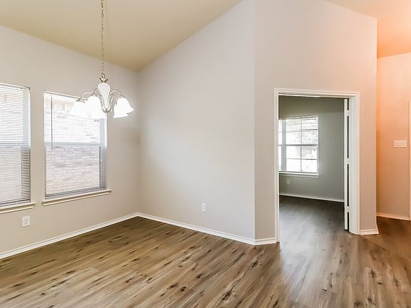 5th image of 3220 Royal Crest Dr