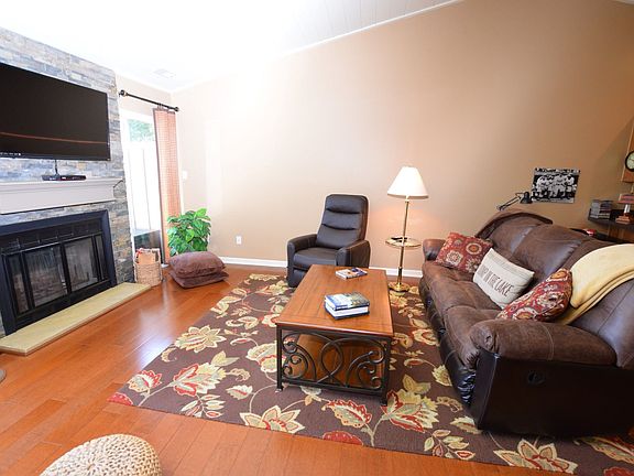 4th image of 1936 E Waters Edge Dr