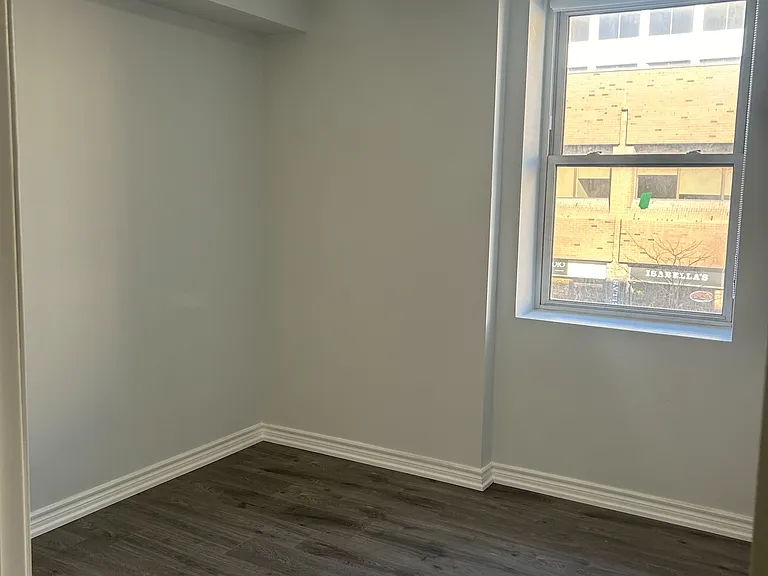 3 Simcoe St S #3 — Photo 2
