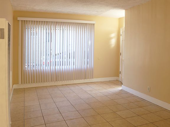 Living/ Dining Room - South View / Sala-Comedor- Sur