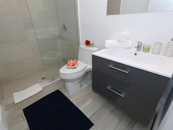 3rd image of 811 Jefferson Avenue #102