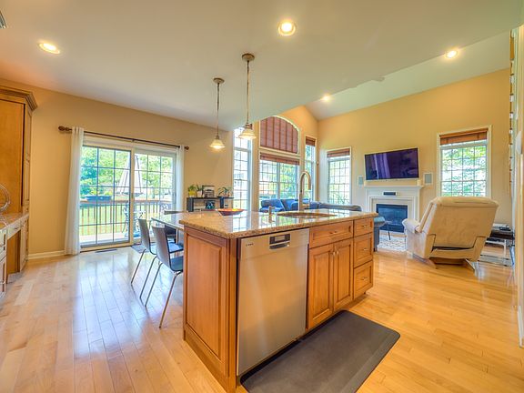 4th image of 19 Whalen Ct